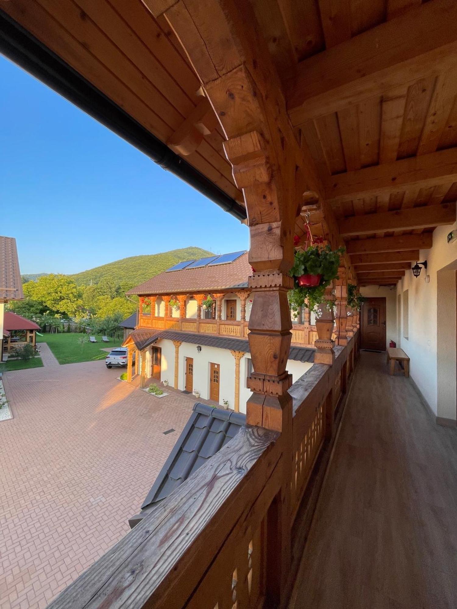 Pensiunea Valea Muntelui Bîrsana Exteriör bild